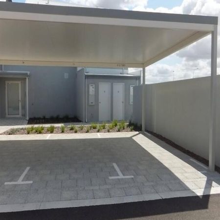 Modern Luxury 1 Bedroom Apartment - Walk To The Shops! Free Wifi Clarkson Kültér fotó
