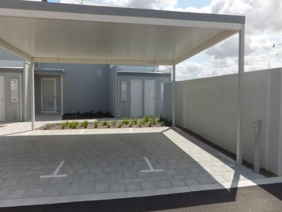 Modern Luxury 1 Bedroom Apartment - Walk To The Shops! Free Wifi Clarkson Kültér fotó